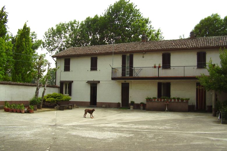 Characteristic period farmhouse with a rectangular courtyard and much more 