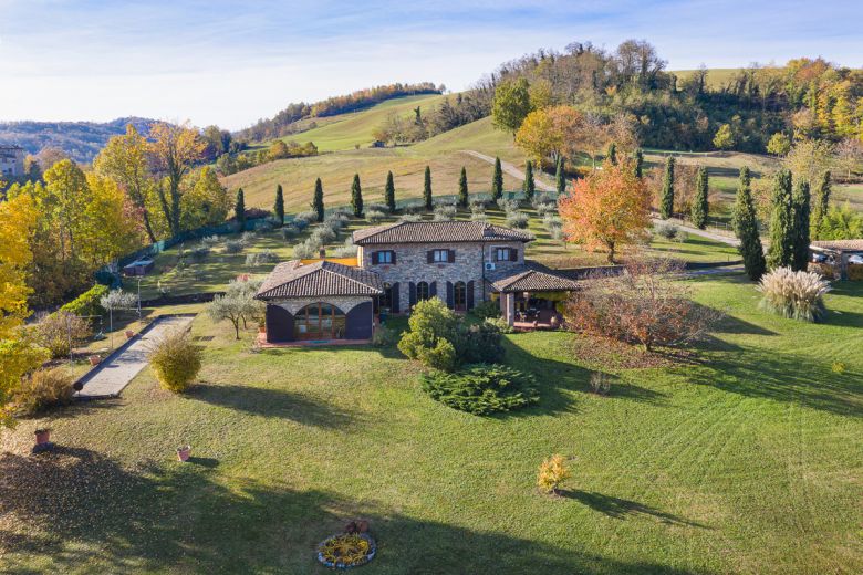 Tuscany stone farmhouse on the hills of Piacenza 