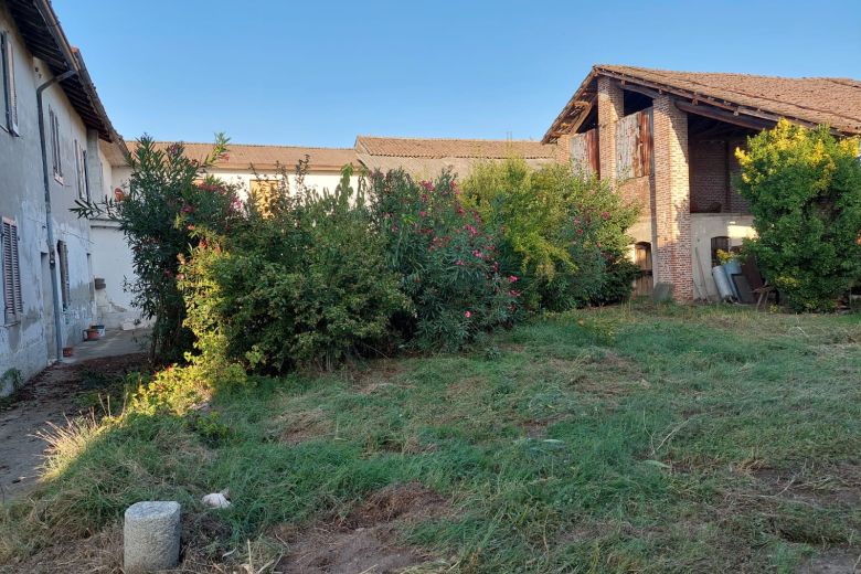 Abitazione rurale  con rustici e giardino da ristrutturare 
