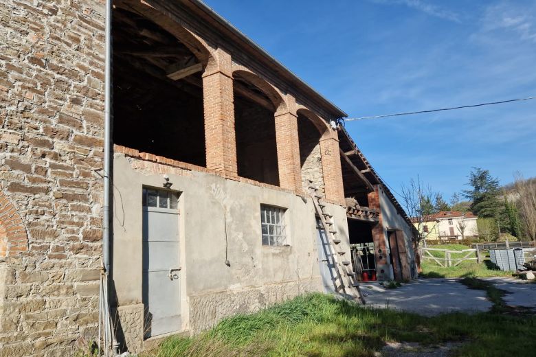 San Sebastiano Curone (AL)  Storica cascina in sasso + 2,7 ettari 