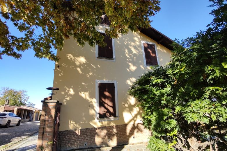Ancient farmhouse with vineyard of 5 hectares - Torricella Verzate