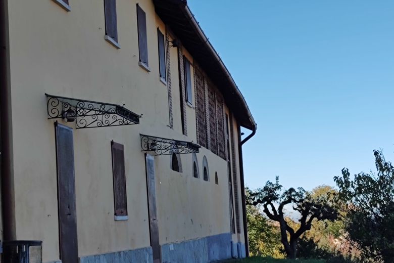 Torricella Verzate (PV) Antica casa colonica con vigneto 