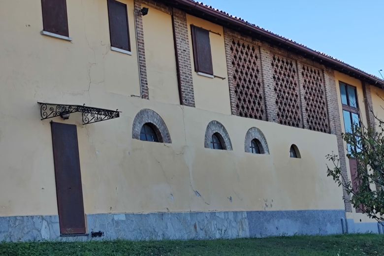 Torricella Verzate (PV) Antica casa colonica con vigneto 