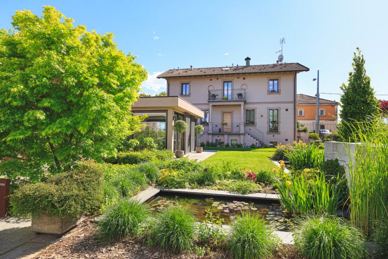 Green Villas with splendid garden remarkable in all aspect. 