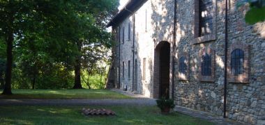 Casale di carattere con 30 ettari di terreno sulle colline della Val Luretta