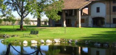 Cascina con barchesse, portico e  lago artificiale 