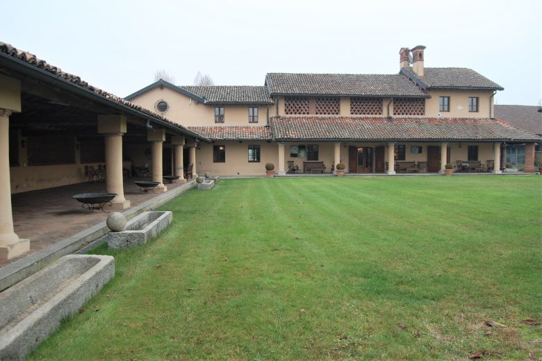 Residenza di campagna  di pregio con maneggio e dependance 