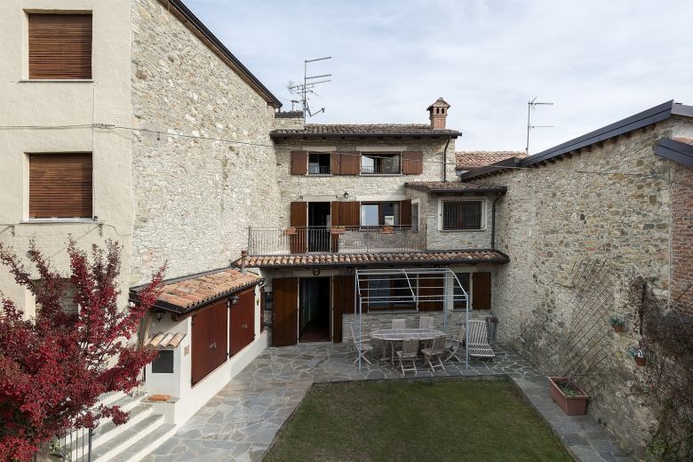 Stone house in the hills near Piacenza