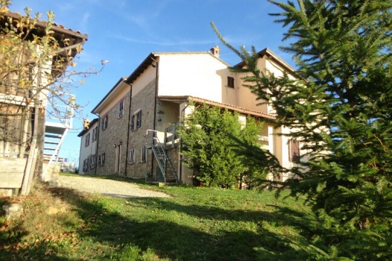 Azienda agricola biologica in altura panoramica 