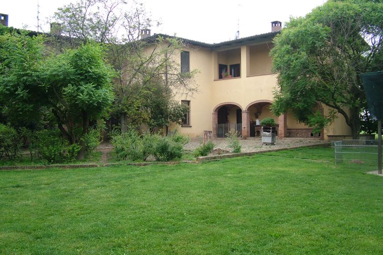 Antica casa colonica in sasso con giardino e loggie