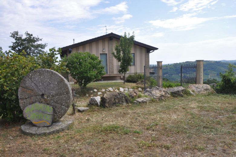 Podere agricolo con struttura ristorativa, vigneti , zona faunistica