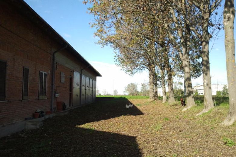 Characteristic period farmhouse with a rectangular courtyard and much more 