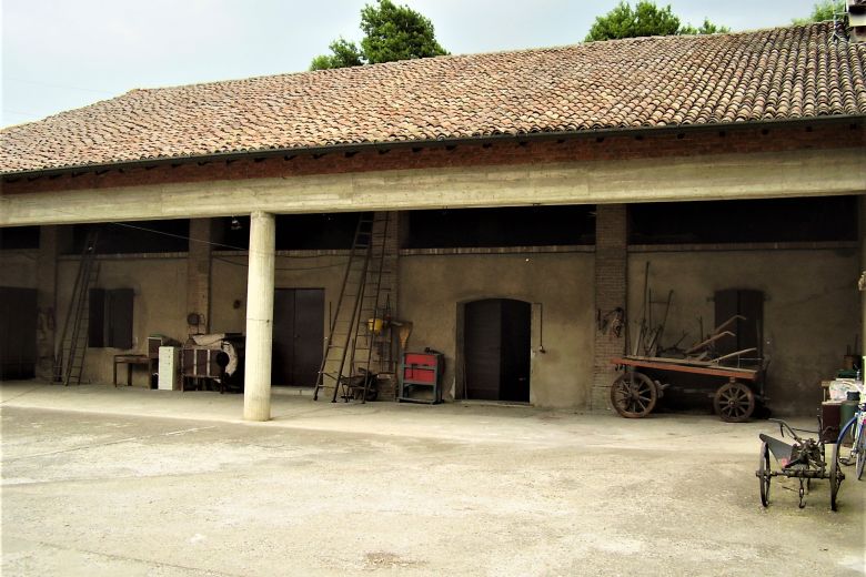 Characteristic period farmhouse with a rectangular courtyard and much more 