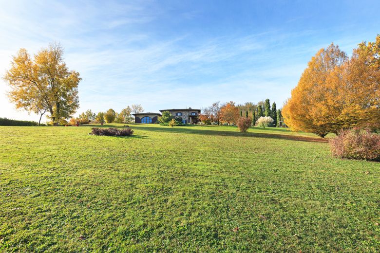 Tuscany stone farmhouse on the hills of Piacenza 