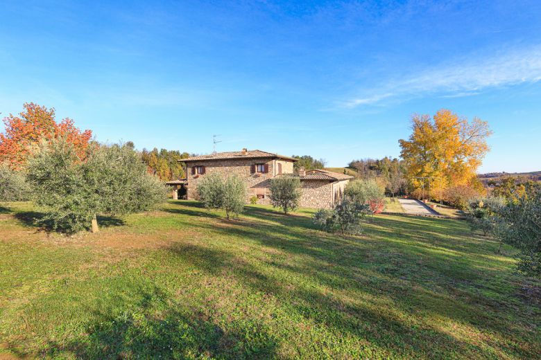 Tuscany stone farmhouse on the hills of Piacenza 