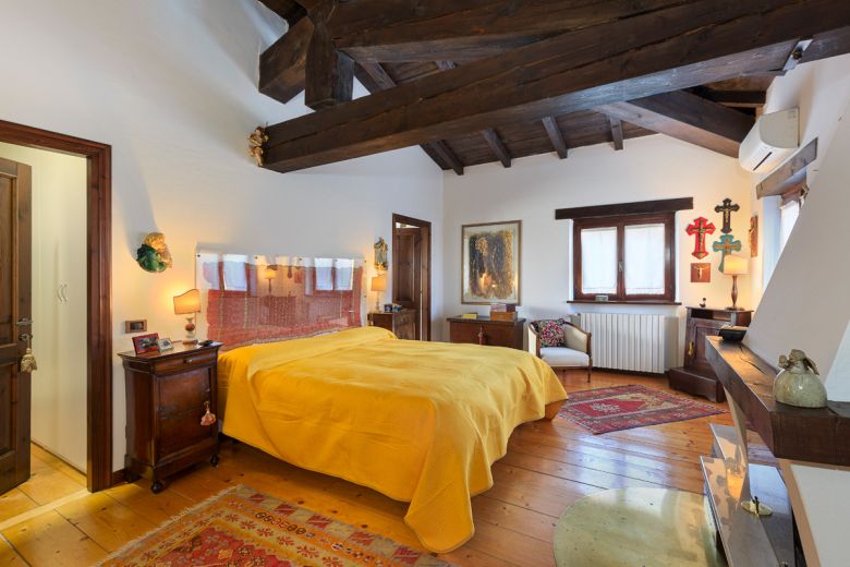 Tuscany stone farmhouse on the hills of Piacenza 