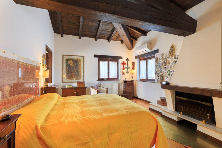 Tuscany stone farmhouse on the hills of Piacenza 