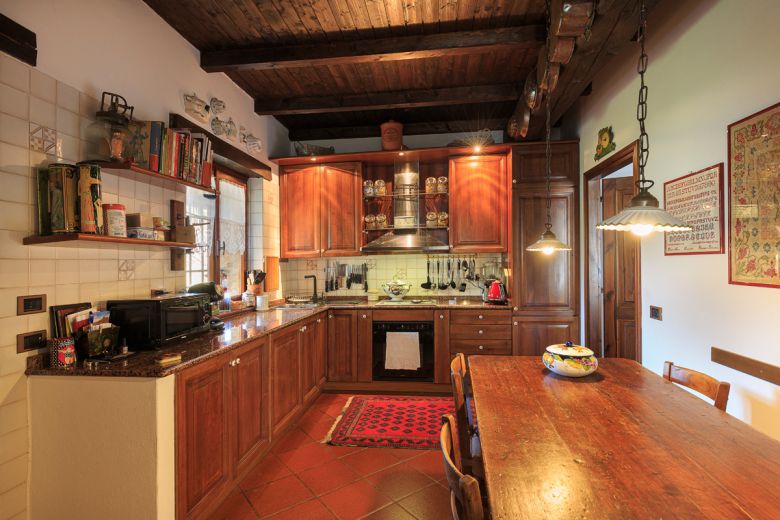 Tuscany stone farmhouse on the hills of Piacenza 