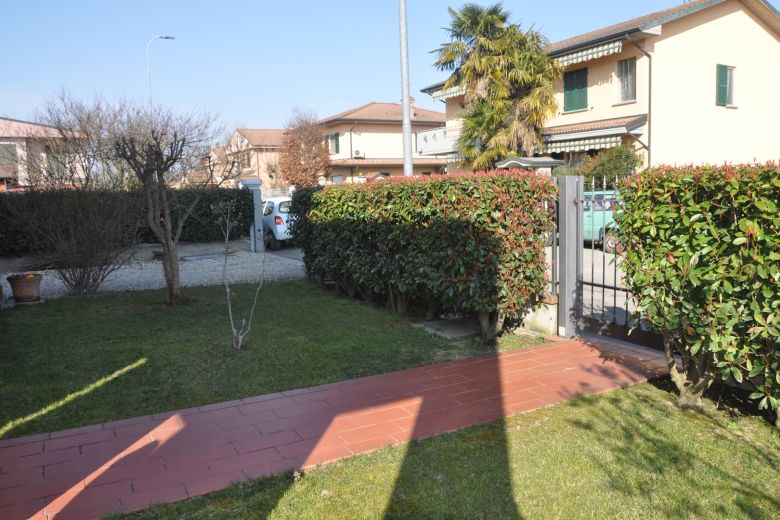 Moderna villa con giardino nella campagna pavese 