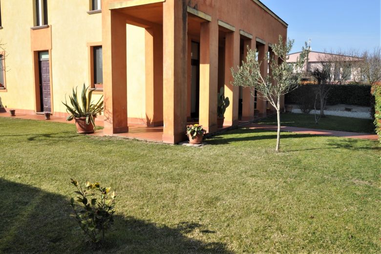 Moderna villa con giardino nella campagna pavese 