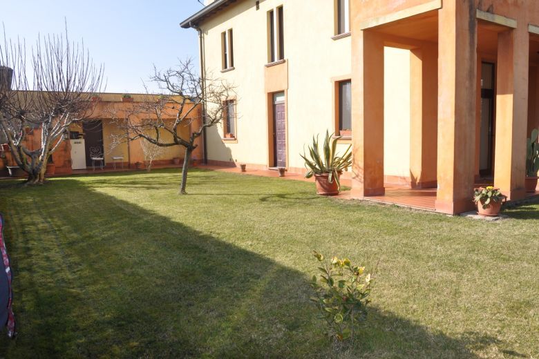 Moderna villa con giardino nella campagna pavese 