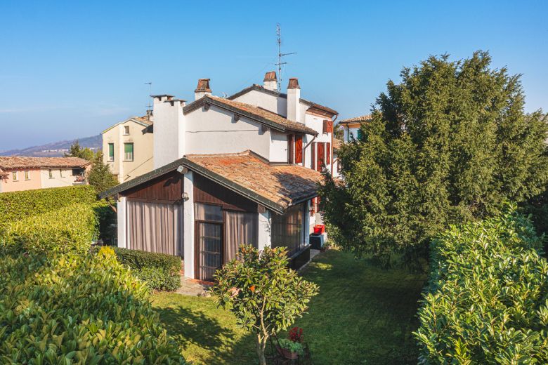 Antica dimora  sulle colline di Castana in Oltrepò Pavese 