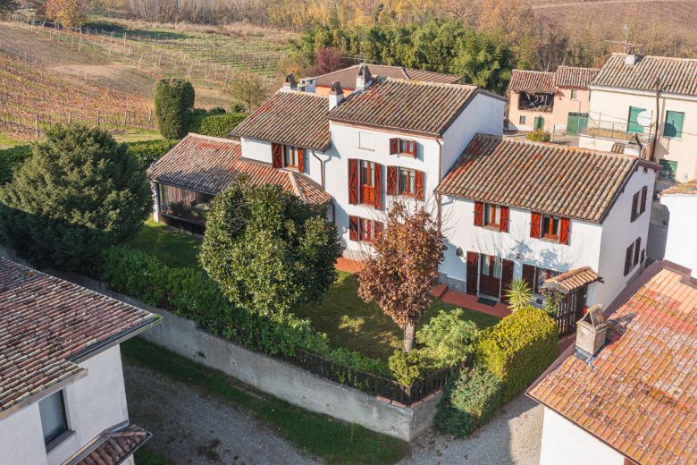 Antica dimora  sulle colline di Castana in Oltrepò Pavese 