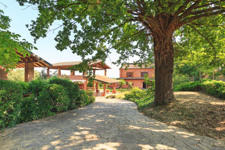 Farmhouse with private residence in a hilly position 