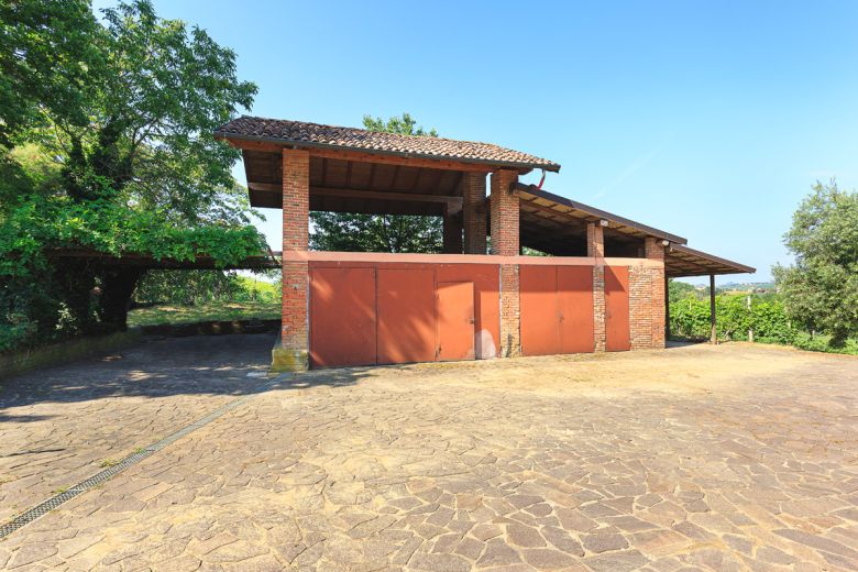 Farmhouse with private residence in a hilly position 