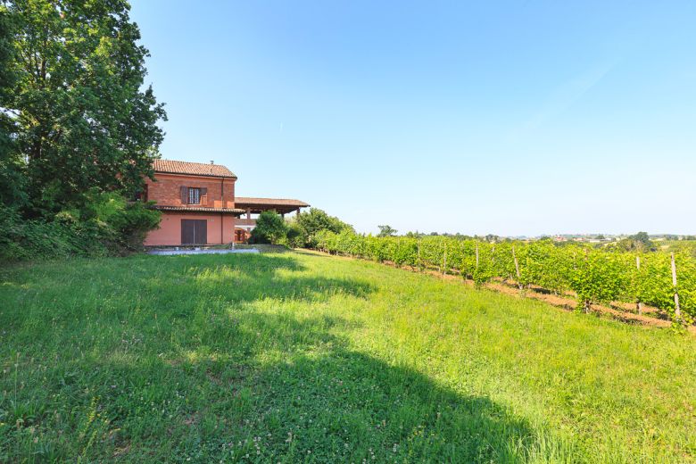 Farmhouse with private residence in a hilly position 