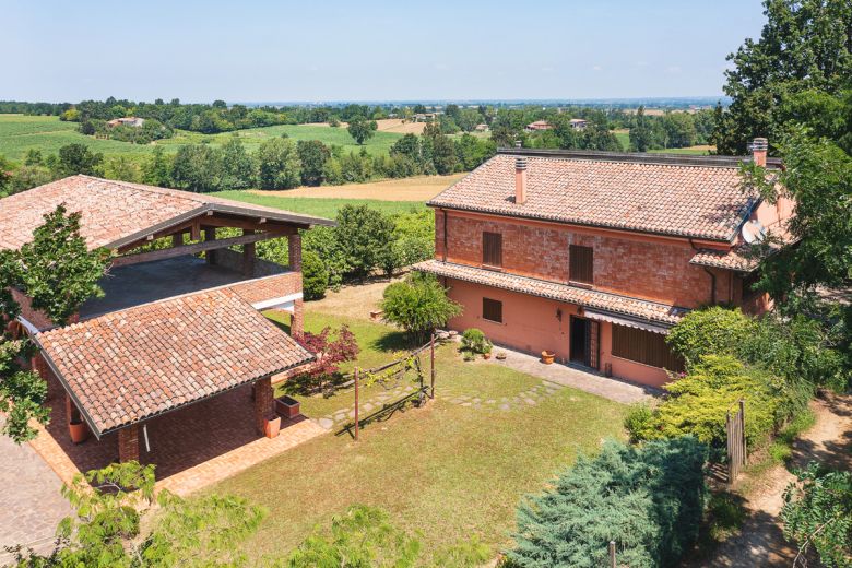 Farmhouse with private residence in a hilly position 