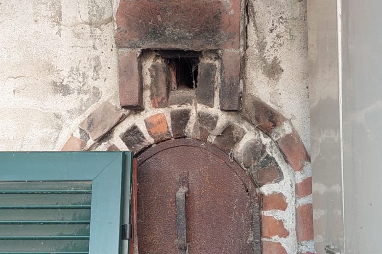 Abitazione rurale  con rustici e giardino da ristrutturare 