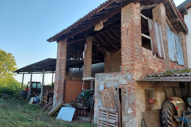 Abitazione rurale  con rustici e giardino da ristrutturare 