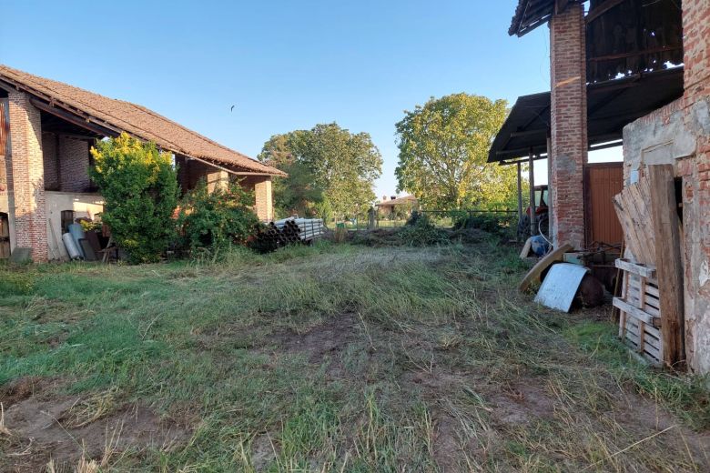 Abitazione rurale  con rustici e giardino da ristrutturare 