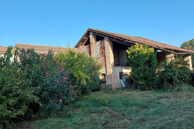 Abitazione rurale  con rustici e giardino da ristrutturare 