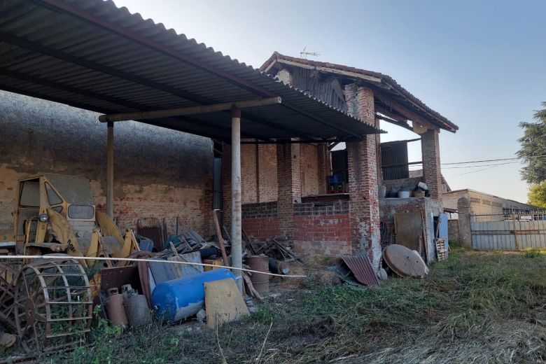 Abitazione rurale  con rustici e giardino da ristrutturare 