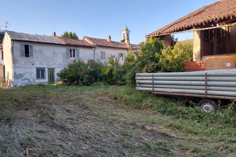 Abitazione rurale  con rustici e giardino da ristrutturare 