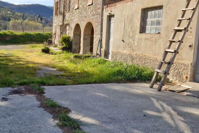 San Sebastiano Curone (AL)  Storica cascina in sasso + 2,7 ettari 