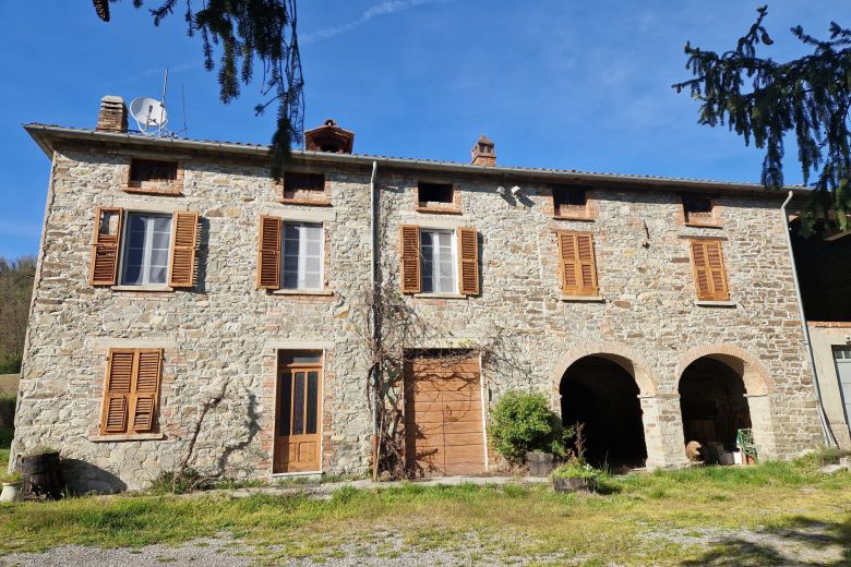 San Sebastiano Curone (AL)  Storica cascina in sasso + 2,7 ettari 