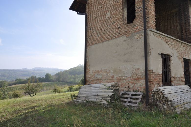 Torricella Verzate (PV) Antica casa colonica con vigneto 