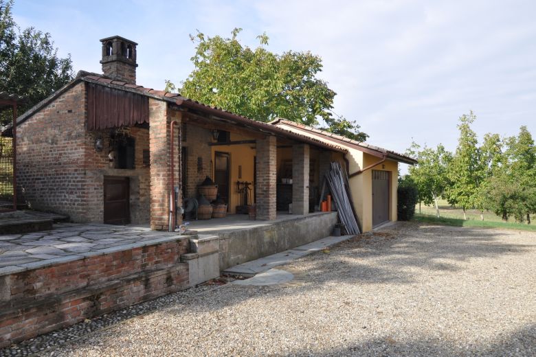 Torricella Verzate (PV) Antica casa colonica con vigneto 