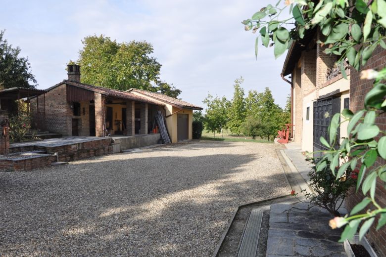 Torricella Verzate (PV) Antica casa colonica con vigneto 