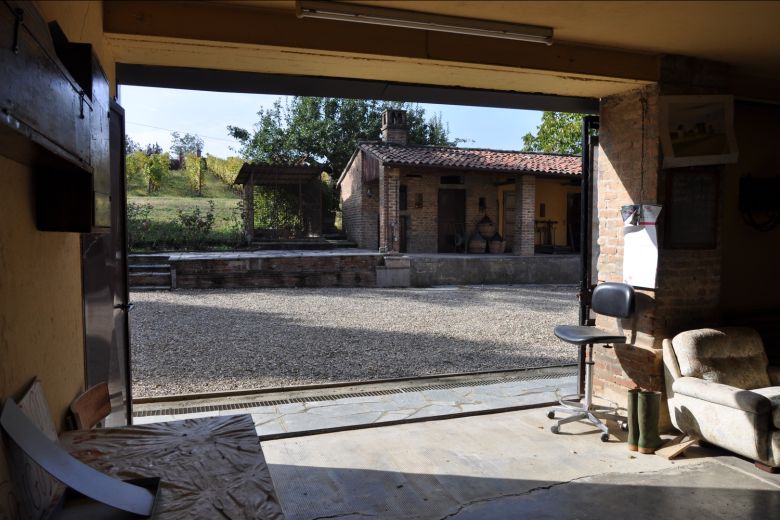 Torricella Verzate (PV) Antica casa colonica con vigneto 