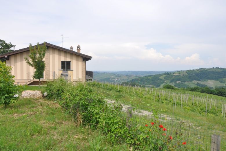 Casale elegantemente rifinito in Oltrepo' Pavese - Casteggio