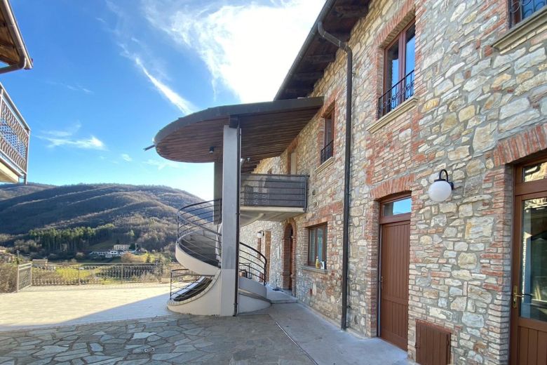 Real estate complex made in stone - Romagnese