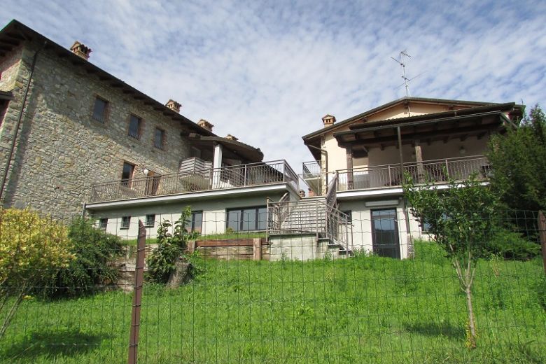 Real estate complex made in stone - Romagnese