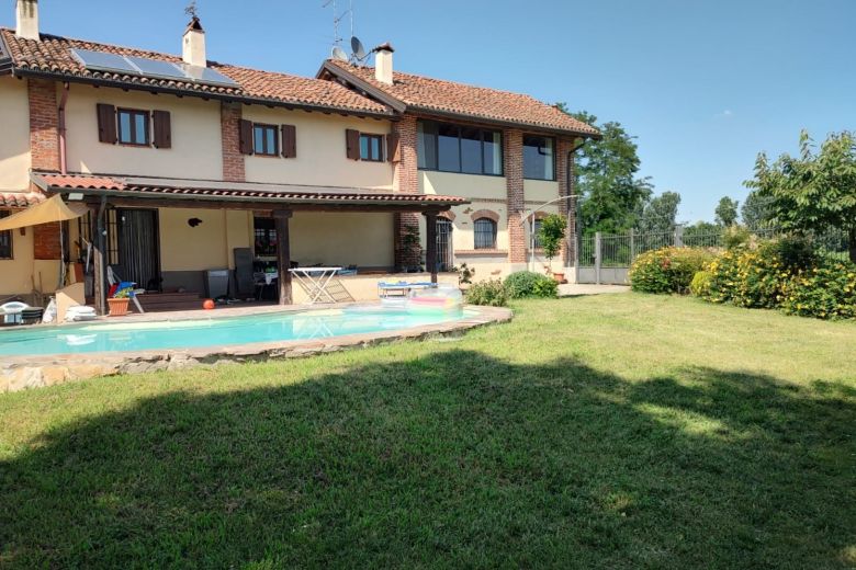 Cascina finemente ristrutturata nella campagna pavese - Corteolona