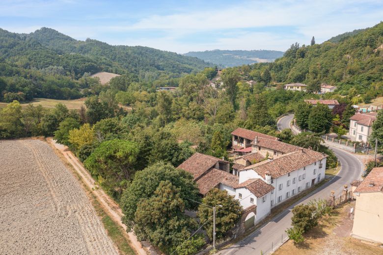 Oltrepò Pavese - Abitazione indipendente con antichi edifici in sasso 