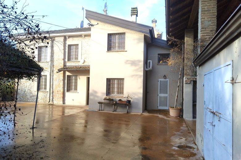 A beautiful stone house with garden at the foot of the Piacenza hills in the Luretta Valley