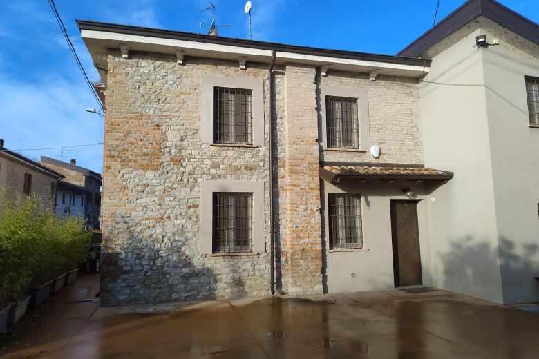 A beautiful stone house with garden at the foot of the Piacenza hills in the Luretta Valley